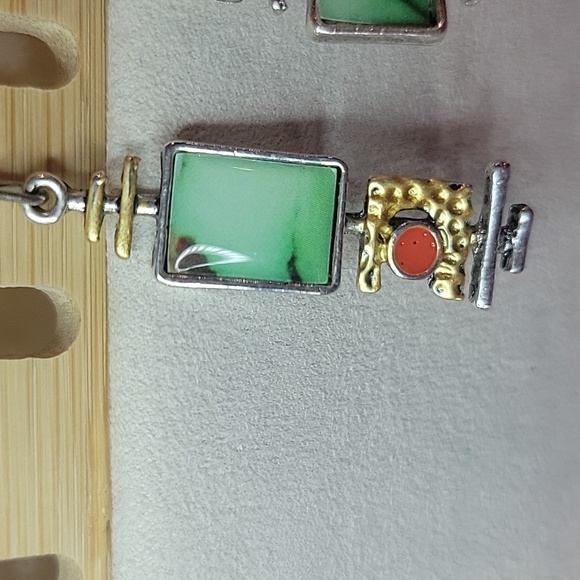 Assymetrical Graphic green earrings - Picture 2 of 5